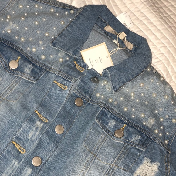 Pearlescent-Yoke Destroyed Denim Jacket - Picture 4 of 7